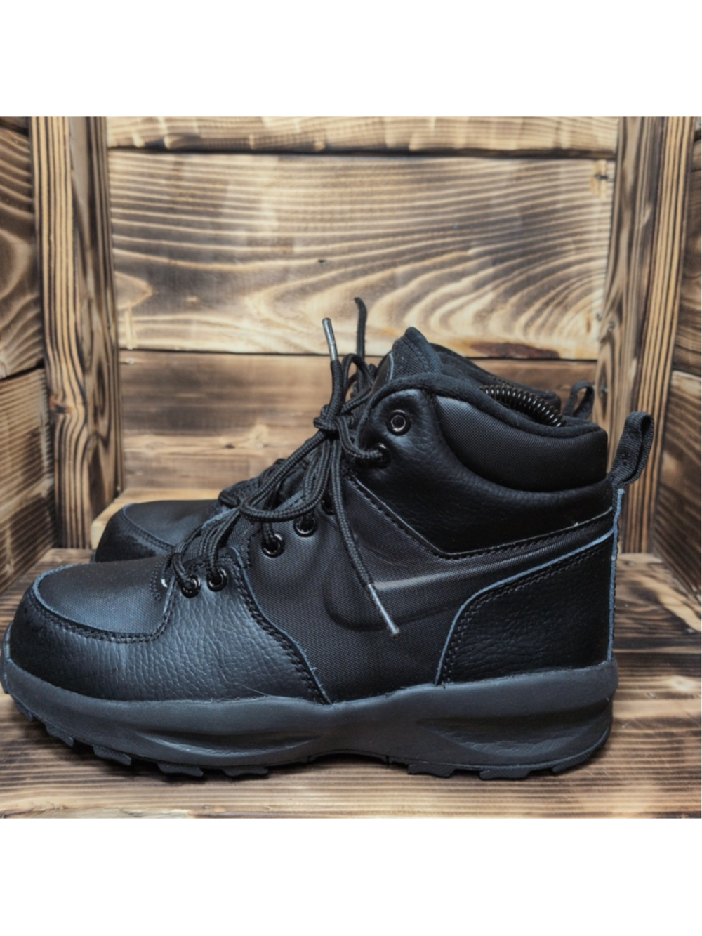 Nike Manoa Boys Size 4.5Y Triple Black Leather Boots BQ5372-001 Water Resistant